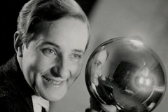 aenne-biermann_self-portrait-with-silver-ball_1931_aware_women-artists_-artistes-femmes-750x587