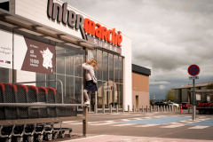 En France il y a 10 000 supermarchés et 2 000 hypermarchés. La différence entre les deux est la surface de vente.