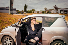 Valentin est carreleur mais se verrait bien mannequin.
Il est venu faire le plein de carburant pour sa voiture sans-permis. Pour mieux visualiser ses dépenses, il paye en liquide.