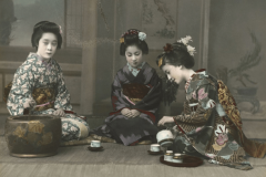 Eliza-Ruhamah-Scidmore-Maiko-con-ramas-de-cerezo-c1912-fotografia-en-blanco-y-negro