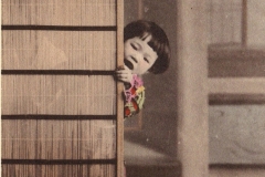 Eliza-Ruhamah-Scidmore-Nina-asomandose-tras-el-biombo-c1912-fotografia-en-blanco-y