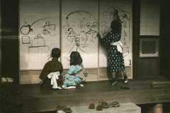 Eliza-Ruhamah-Scidmore-ninos-pintando-el-papel-shoji-antes-de-retirarlo-c1912