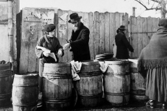 roman-vishniac-man-purchasing-herring-c.-1935-38-web