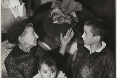 vishniac-grandmother-and-grandchildren-web