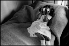 MEXICO. Mexico City. A little girl holds skulls over her eyes. Skulls are part of the ritual of the Day of the Dead. November 1st, 1984.