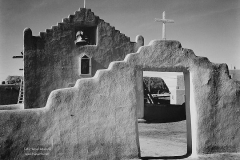 780-Ansel-Adams-9-Iglesia-de-Adams-Taos-Pueblo-1942